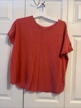 Old Navy Short Sleeve Crewneck Tee in Brick Red